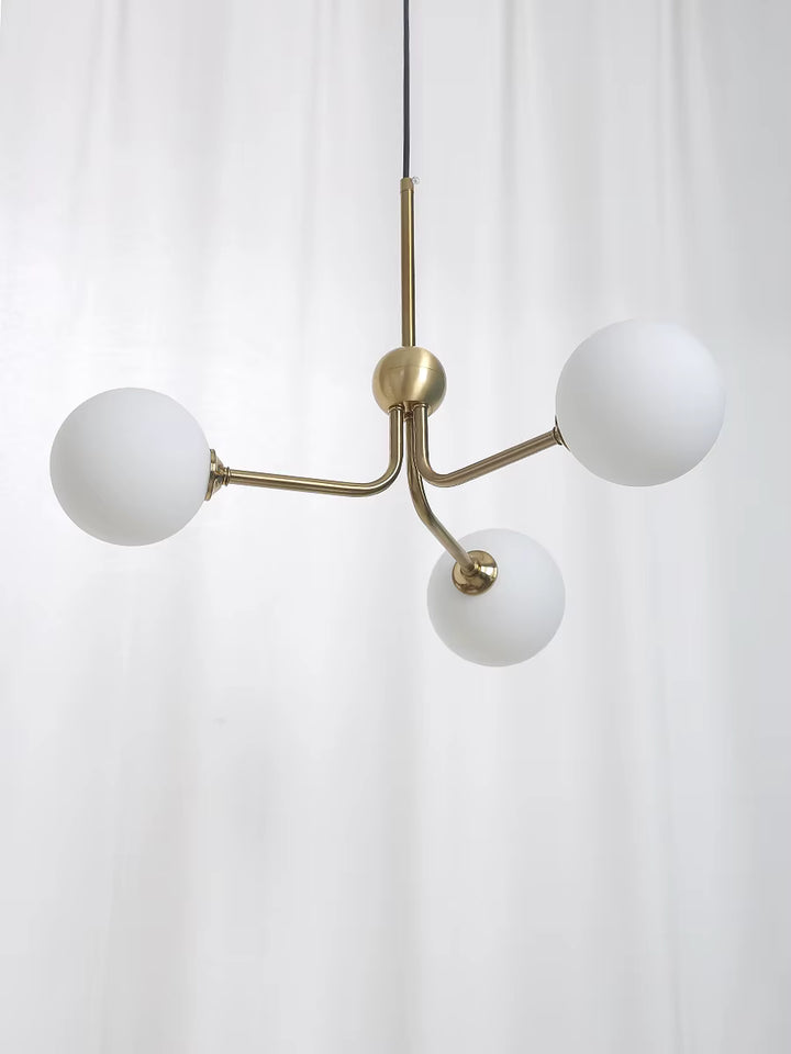 Suspension dorée à trois globes en verre opalin, silhouette asymétrique au style scandinave vintage