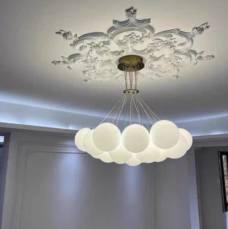 Suspension à globes opalins réunis en nuage, luminaire aérien au style contemporain et raffiné