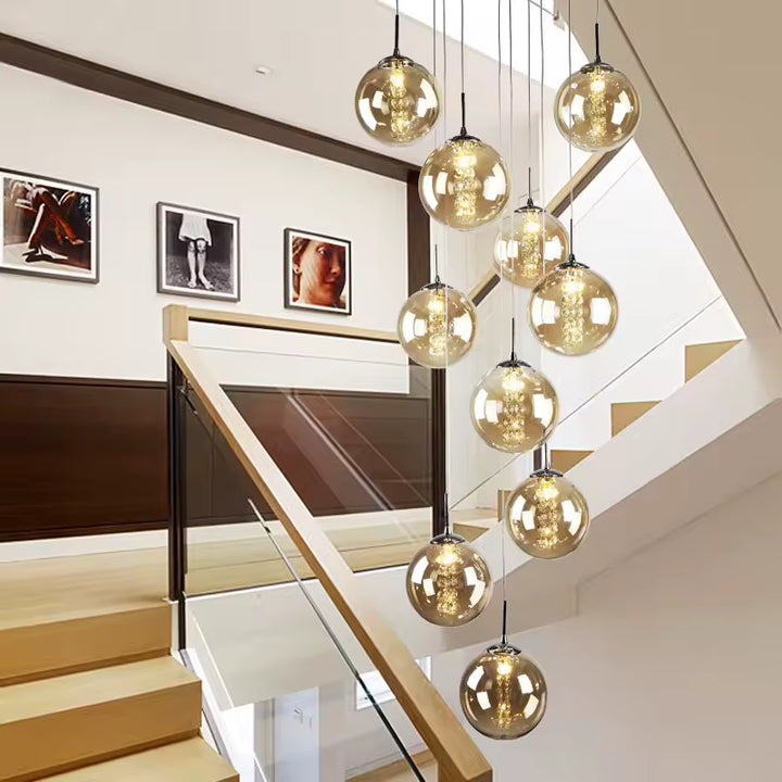 Suspension à globes en verre cognac disposés en cascade, design élégant et contemporain pour escalier