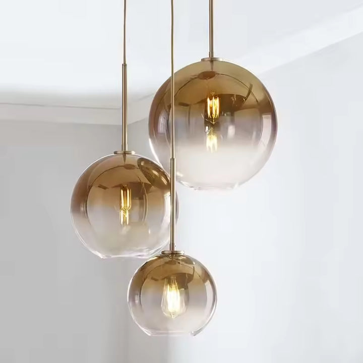 Suspension à trois globes en verre doré dégradé, au style vintage chic et contemporain