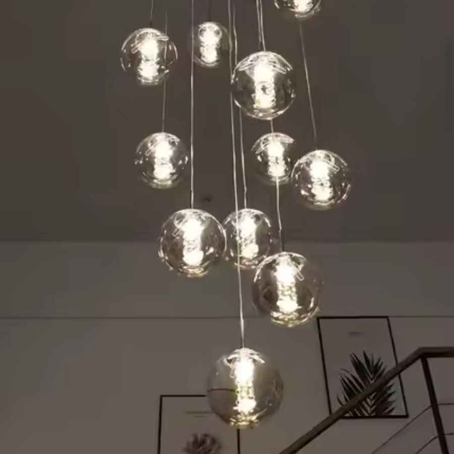 Suspension à globes en verre scintillants, perles lumineuses à effet cristallin dans un décor contemporain