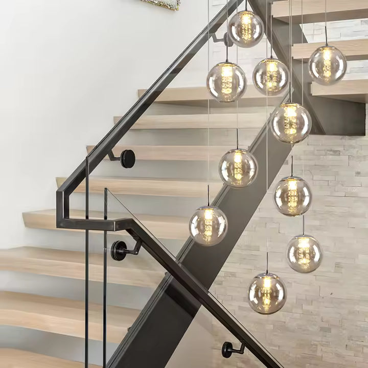 Suspension de globes en verre en cascade dans un escalier moderne, composition aérienne au style minimaliste