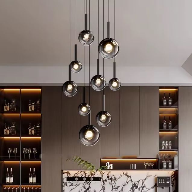 Suspension de bar en globes verre fumé noir, composition aérienne, style contemporain haut de gamme.