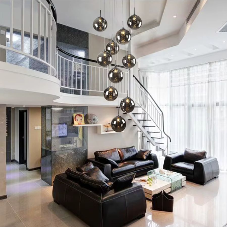 Suspension à globes en verre fumé en cascade, design moderne dans un grand salon avec mezzanine