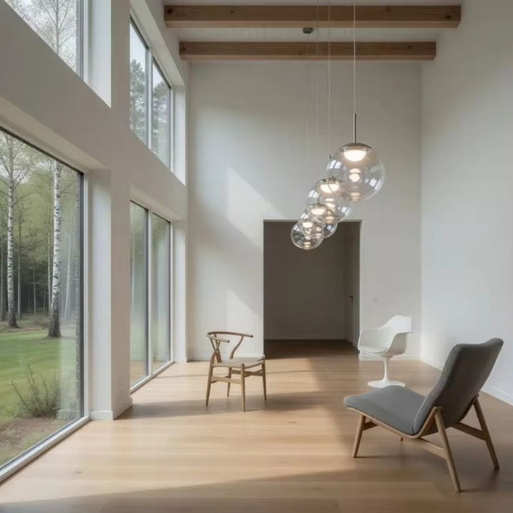 Suspension de globes en verre irisé dans un séjour à grande hauteur, au style minimaliste, aérien et contemporain
