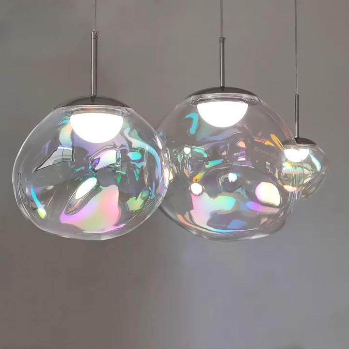 Composition de globes en verre irisé aux reflets colorés, suspension artistique au design organique et lumineux