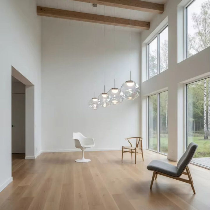 Composition de globes en verre irisé dans un salon scandinave à haut plafond, au rendu aérien et contemporain