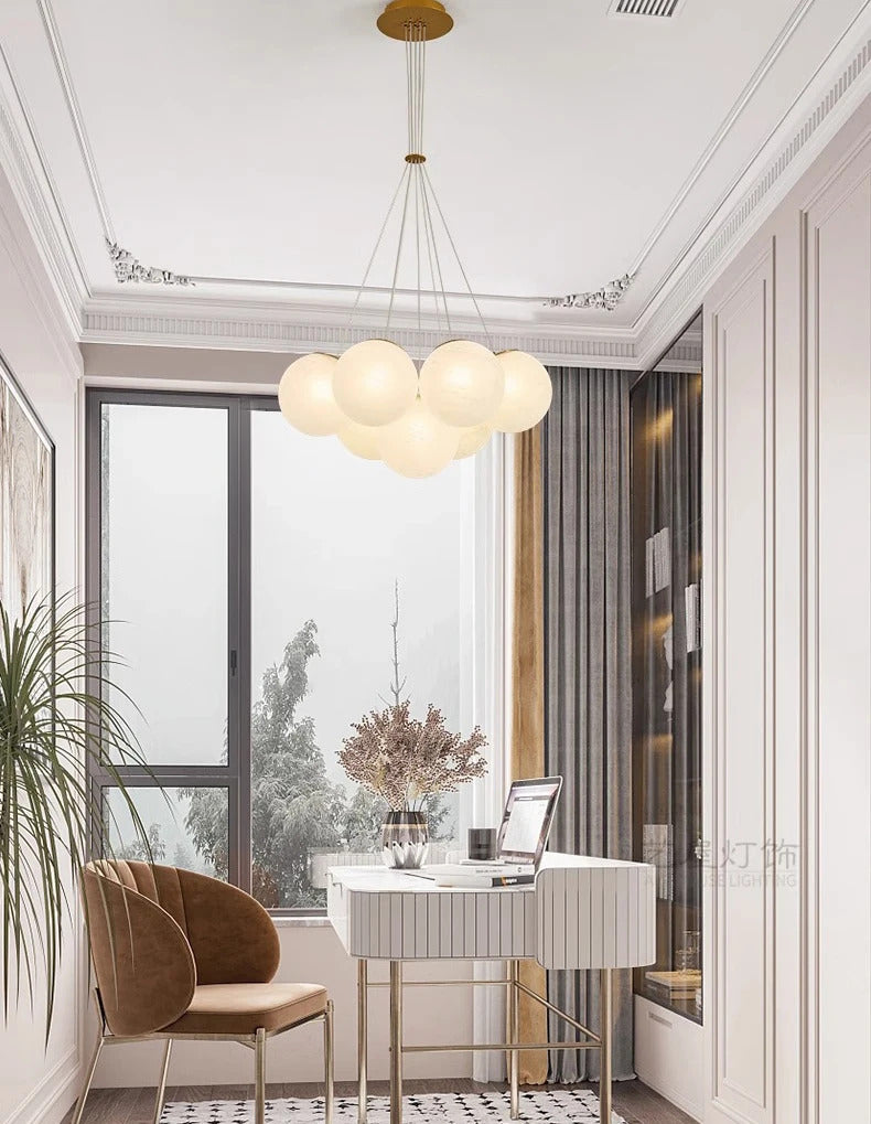 Suspension globes en verre opalin blanc éclairant un bureau élégant au style contemporain avec finition dorée
