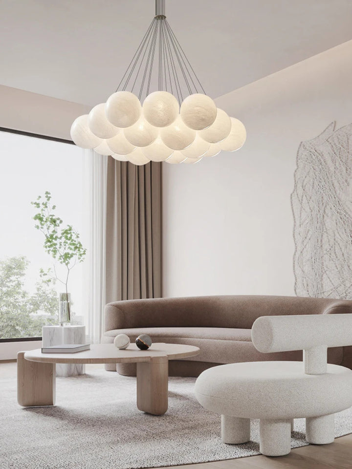 Suspension globes en verre opalin blanc au-dessus d'un salon minimaliste au design contemporain