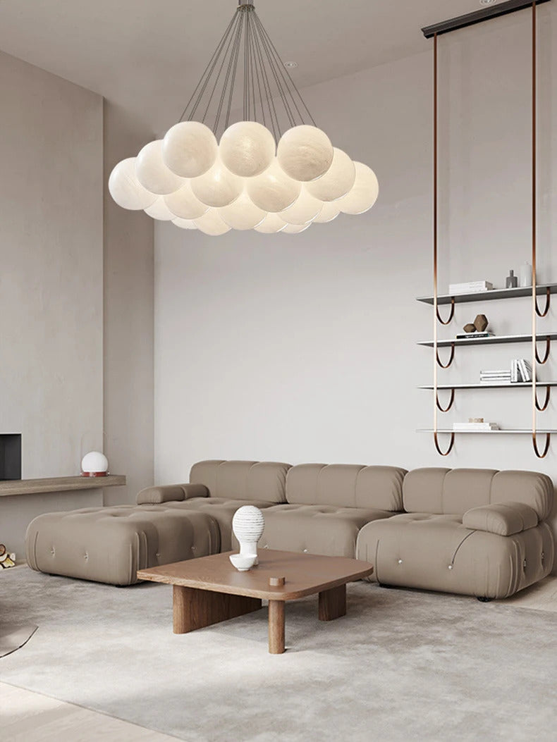 Suspension globes en verre opalin blanc suspendue au-dessus d'un salon moderne au mobilier minimaliste