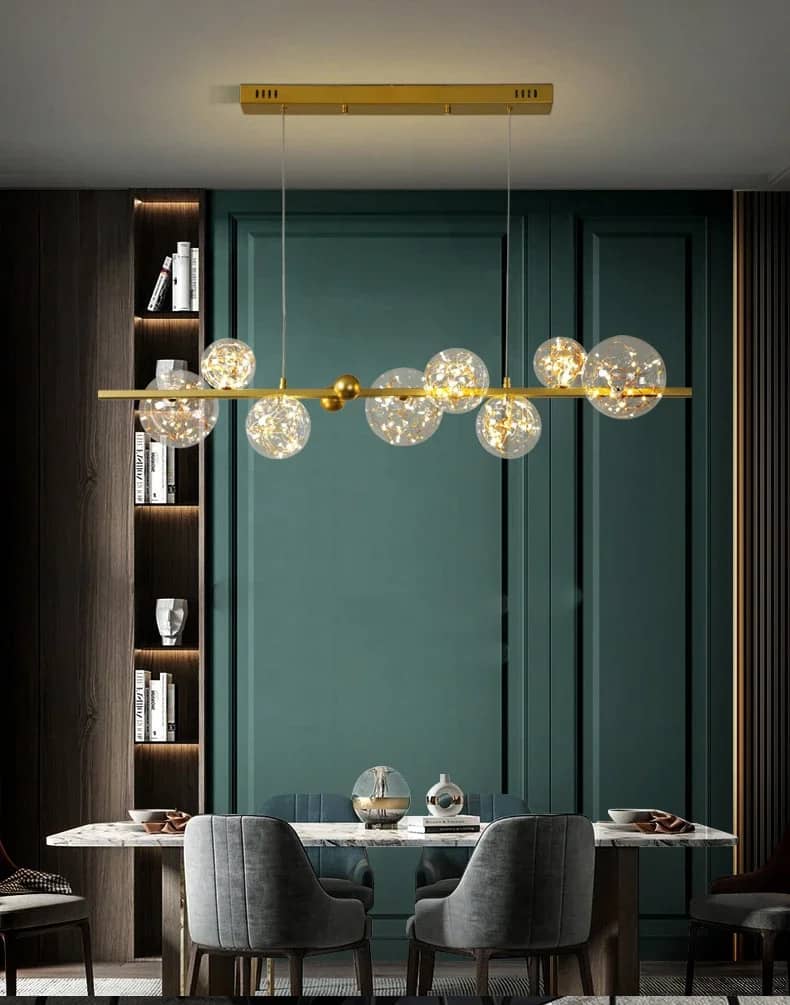Suspension à globes de verre au-dessus d'une table en bois massif dans une salle à manger