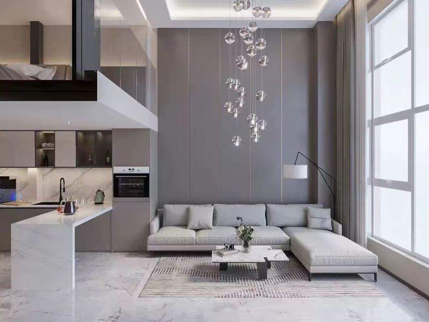 Suspension à globes en verre pour salon double hauteur, luminaire design contemporain idéal pour intérieur type loft.