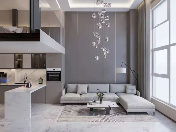 Suspension à globes en verre pour salon double hauteur, luminaire design contemporain idéal pour intérieur type loft.