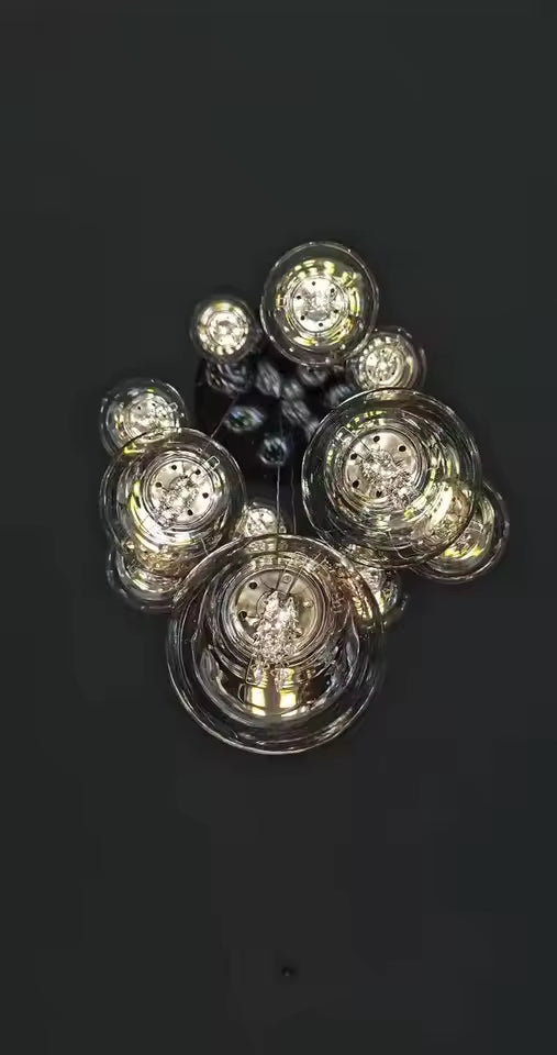 Vue du dessous d’une suspension à globes en verre, formant une grappe lumineuse au design sculptural
