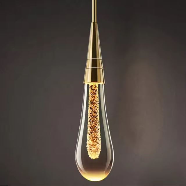 Suspension goutte d'eau en verre avec un design épuré et des accents dorés pour une ambiance moderne et raffinée.