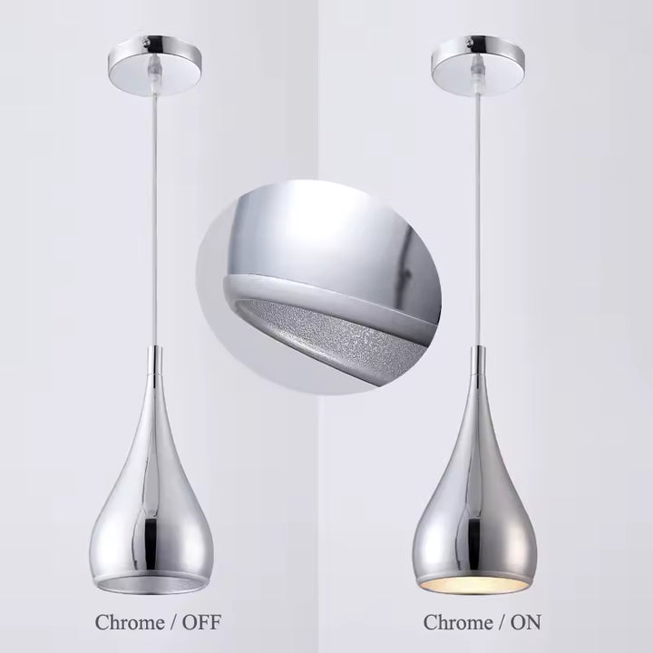 Suspension goutte en métal chromé présentée éteinte et allumée, avec diffuseur inférieur au style contemporain