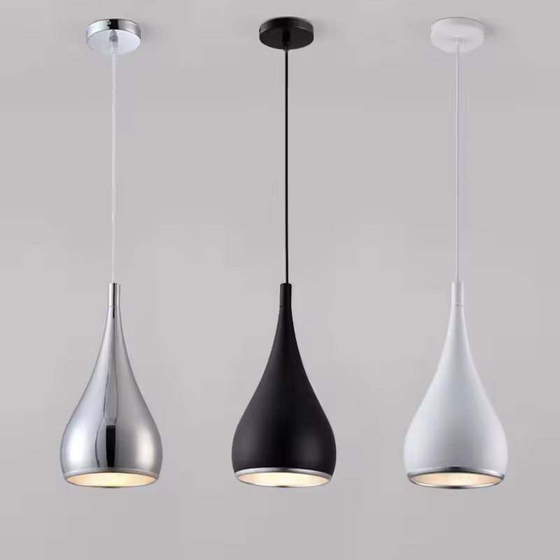 Trois suspensions goutte élancées en métal chromé, noir et blanc au design moderne et minimaliste