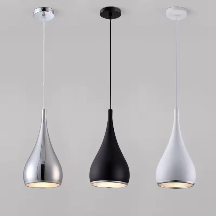 Trois suspensions goutte élancées en métal chromé, noir et blanc au design moderne et minimaliste