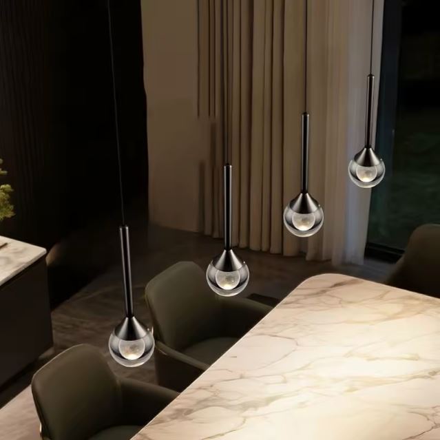 Suspension goutte noire en verre type cristal pour îlot de cuisine, luminaire design contemporain au style minimaliste et élégant.