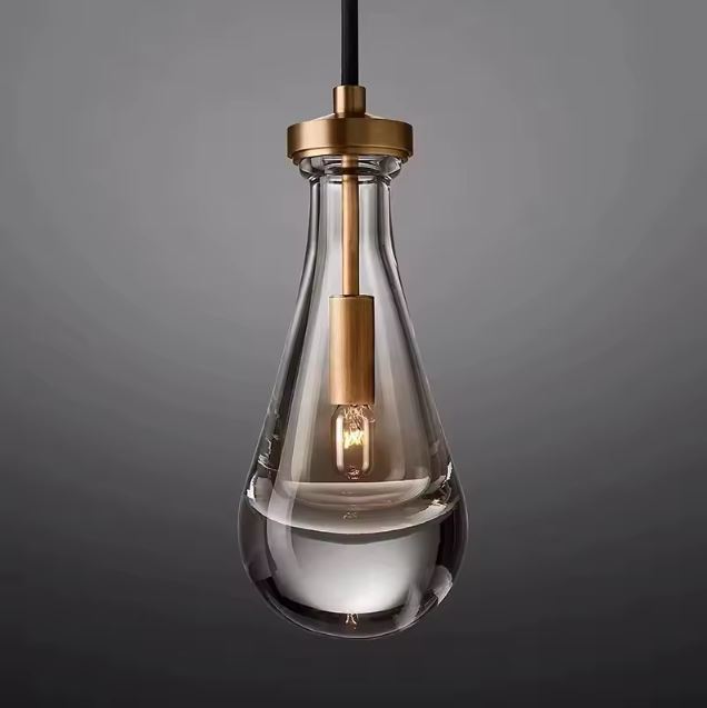 Suspension goutte en verre fumé avec finition laiton au style minimaliste et inspiration design italien.