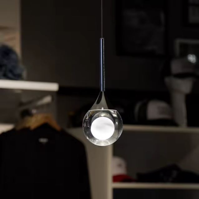 Suspension goutte en verre et métal noir pour éclairage ciblé de dressing, luminaire design moderne et graphique.