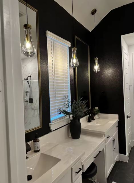 Suspension goutte en verre transparent et laiton au style minimaliste chic, idéale pour une salle de bain moderne