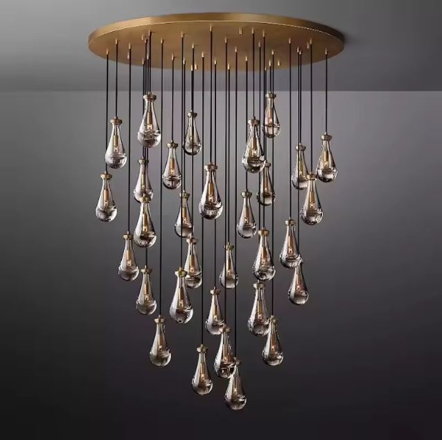 Suspension en grappe de gouttes en verre fumé avec rosace dorée au style contemporain et raffiné.