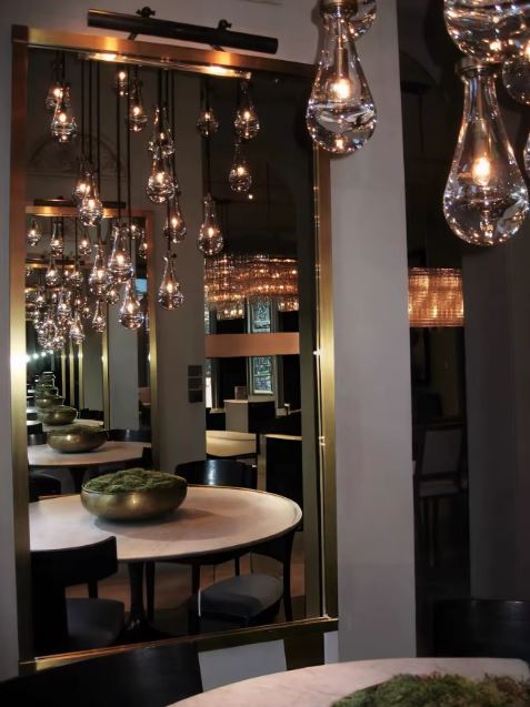 Suspension en gouttes de verre transparent et laiton au raffinement contemporain pour un intérieur de prestige
