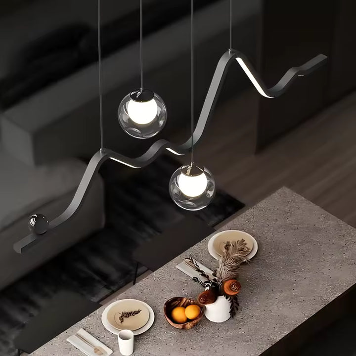Vue plongeante sur une suspension à ruban LED ondulé et globes en verre lumineux, au design artistique et contemporain.