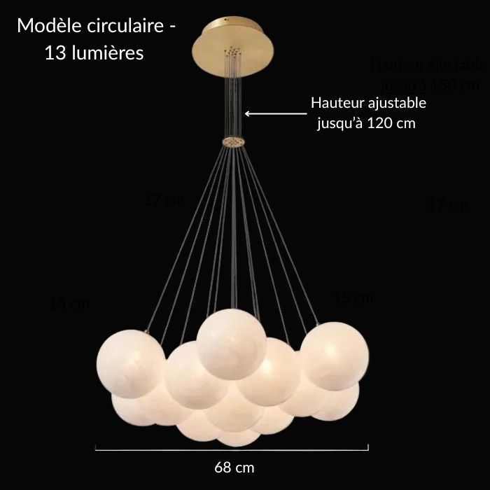 Suspension moderne en grappe de 13 globes en verre opalin blanc avec finition dorée