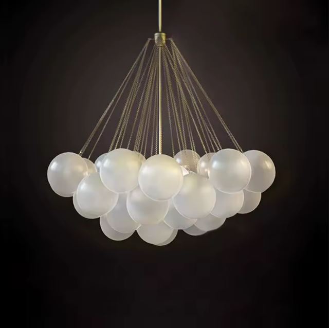 Suspension grappe en verre avec des globes lumineux, idéale pour une décoration élégante dans un intérieur sombre et moderne.