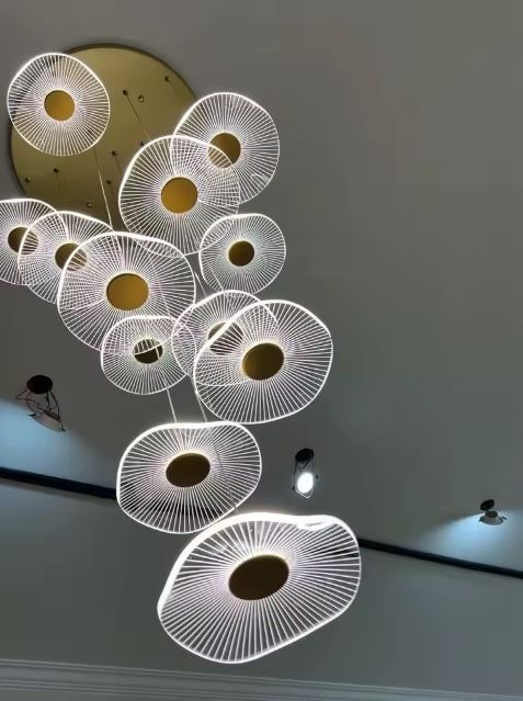Suspension en grappe à disques lumineux dorés, allure sculpturale et design poétique contemporain.