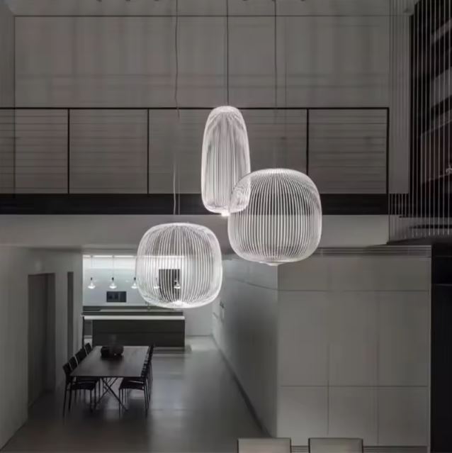 Suspension grillage blanche en accumulation, parfaite pour sublimer une cage d’escalier dans un intérieur design.