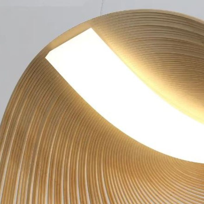 Lumière douce émise par la suspension grillage dorée en bois, design unique.