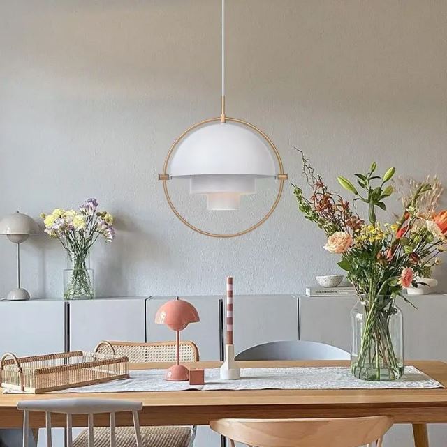 Suspension Gubi Multi Lite blanche avec cadre doré, apportant une touche lumineuse et élégante à une décoration scandinave.