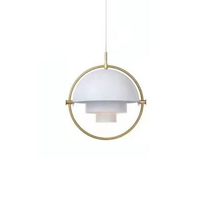 Suspension Gubi Multi Lite blanche avec cadre doré, au design minimaliste et élégant pour un intérieur moderne.