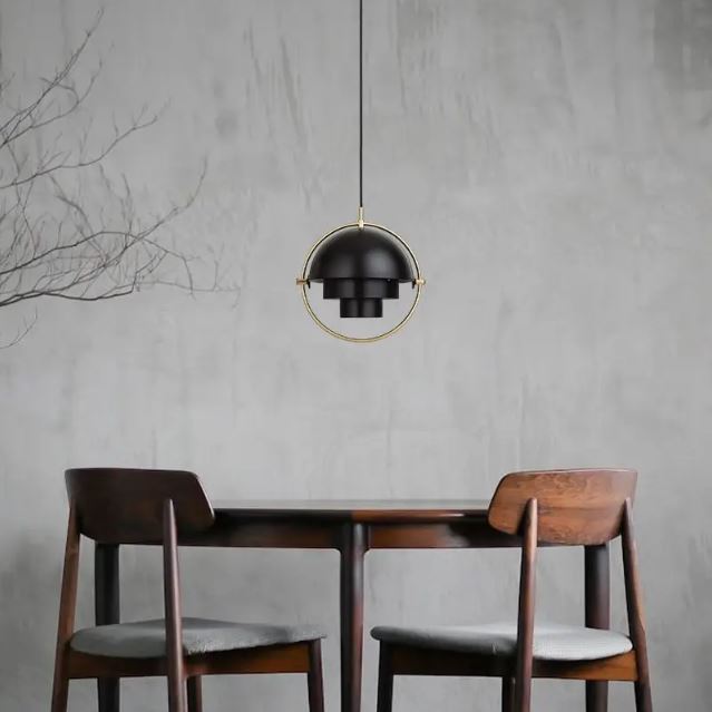 Suspension Gubi Multi Lite noire avec cadre doré, idéale pour une ambiance minimaliste et un intérieur de style scandinave.