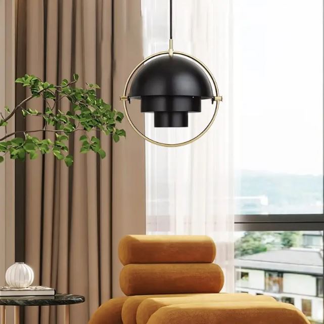 Suspension Gubi Multi Lite noire avec cadre doré, parfaite pour un intérieur moderne et une ambiance chaleureuse.