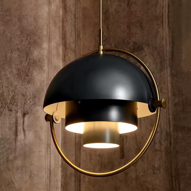 Suspension Gubi Multi Lite en noir et doré, avec un design moderne et élégant pour illuminer vos espaces avec style.