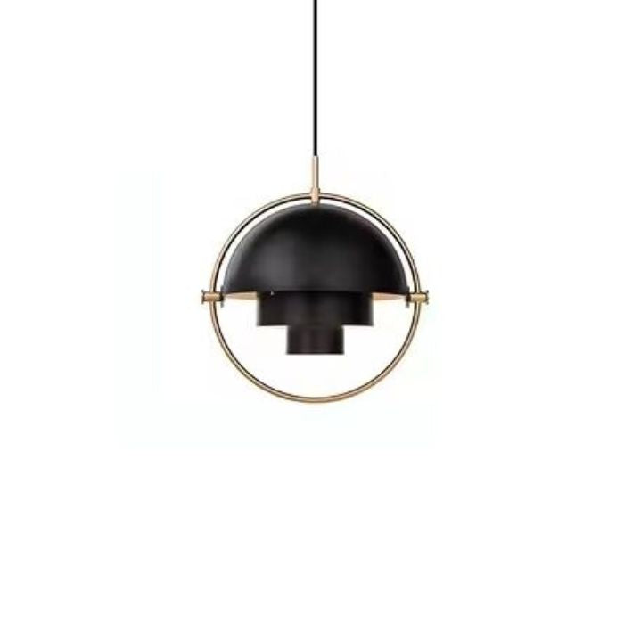 Suspension Gubi Multi Lite noire avec cadre doré, un luminaire moderne au design intemporel pour un intérieur raffiné.