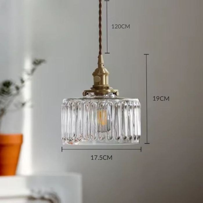 Suspension holophane en verre avec douille laiton, détails de dimensions pour un éclairage vintage élégant et bien proportionné.