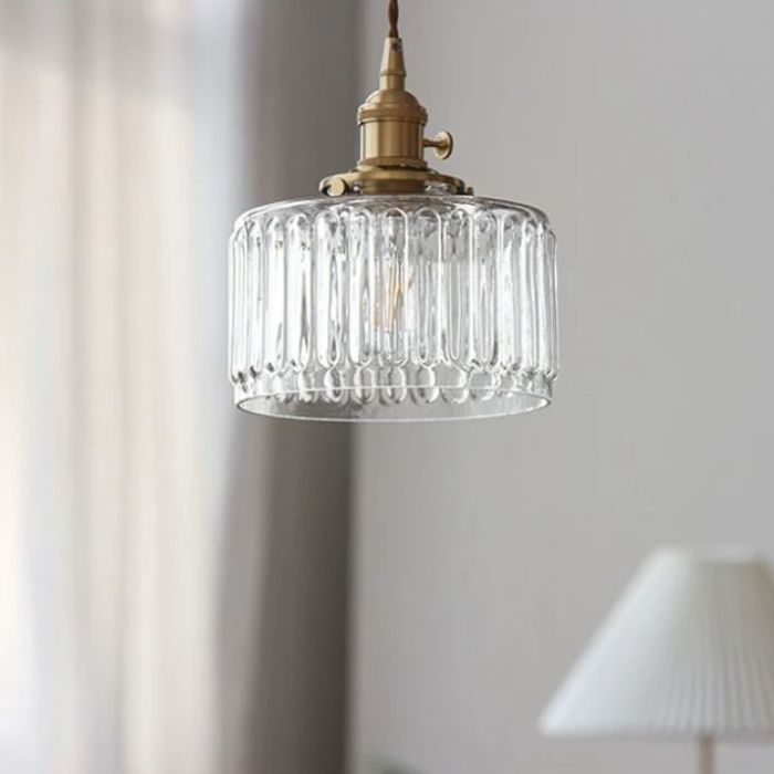 Suspension holophane en verre translucide et laiton, au style intemporel, idéale pour une ambiance élégante et lumineuse.