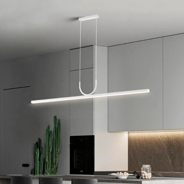 Suspension horizontale blanche LED installée dans une cuisine moderne, parfaite pour un éclairage linéaire sobre et fonctionnel.