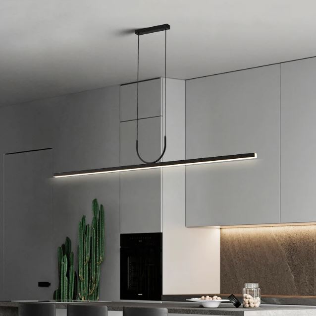 Suspension horizontale noire LED dans une cuisine moderne gris mat, parfaite pour un éclairage fonctionnel au-dessus d’un îlot.