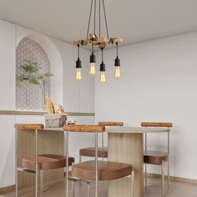 Suspension industrielle en bois installée au-dessus d’un îlot de cuisine, alliant design épuré et ambiance rétro-chic.