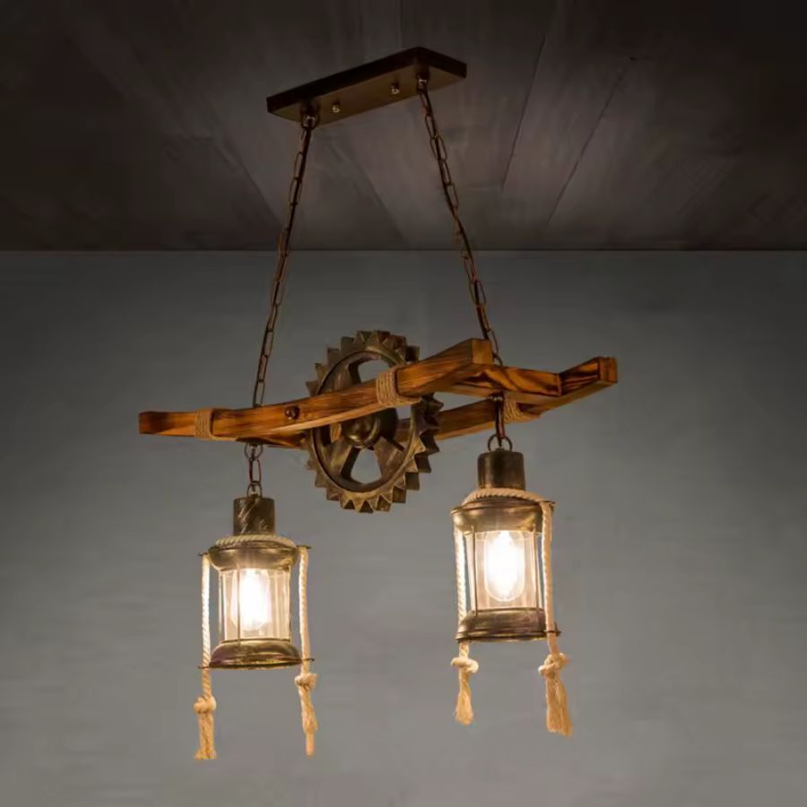 Suspension industrielle en bois avec roue dentée et lanternes allumées, au style vintage chaleureux et authentique