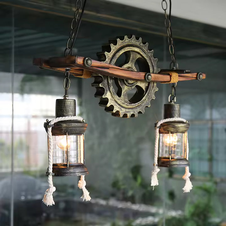 Suspension industrielle en bois et métal avec roue dentée centrale et lanternes en verre au charme rétro
