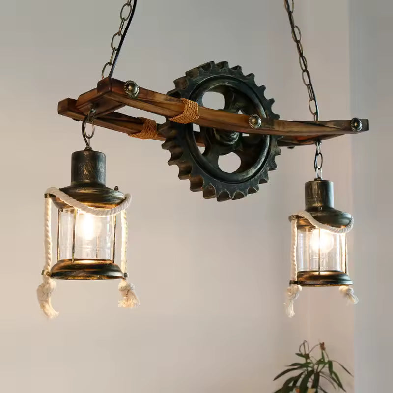 Suspension industrielle en bois avec roue dentée et deux lanternes, au style vintage mécanique et rustique