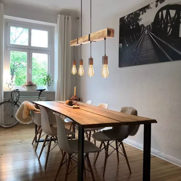 Suspension industrielle en bois au-dessus d'une table de salle à manger, dans un style loft, rustique et contemporain