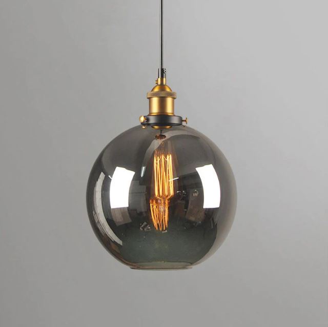 Suspension industrielle en verre fumé avec ampoule Edison, idéale pour un intérieur au style vintage et élégant.